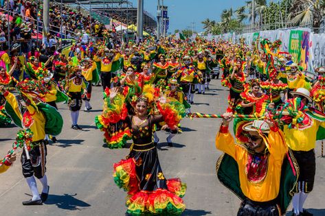 El carnaval de Barranquilla, patrimonio inmaterial Mardi Gras Activities, Second Line Parade, Colombian Culture, Tom Ford Makeup, Fairs And Festivals, Carnival Festival, Colombia Travel, Porto Rico, Second Line