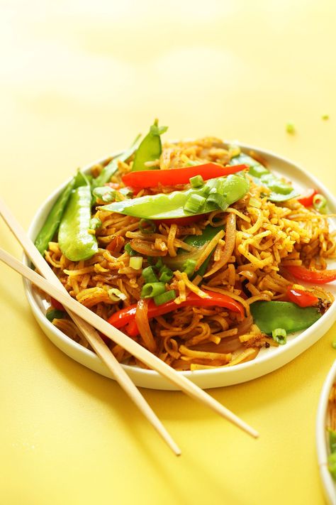 EASY Vegan Singapore Noodles! 10 ingredients, simple ingredients, SO flavorful! #vegan #glutenfree #noodles #recipe #healthy #dinner #minimalistbaker Singapore Noodles Recipe, Mei Fun, Tofu Chili, Recipe Healthy Dinner, Singapore Noodles, Extra Protein, Minimalist Baker, Savory Tart, Noodles Recipe