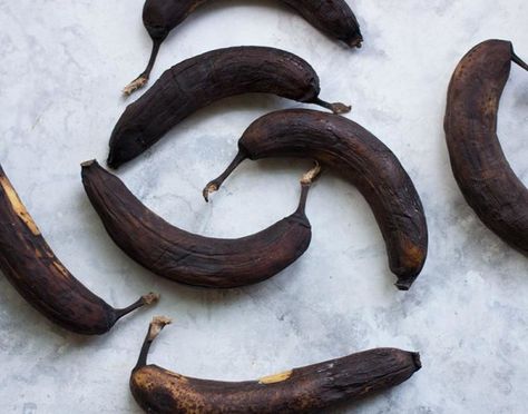 Keep Bananas From Turning Brown, Kitchen Organisation Hacks, Ice Cube Tray Hacks, Healthy Banana Recipes, Diy Lazy Susan, Bunch Of Bananas, Ripe Banana Recipe, Banana Uses, Black Banana