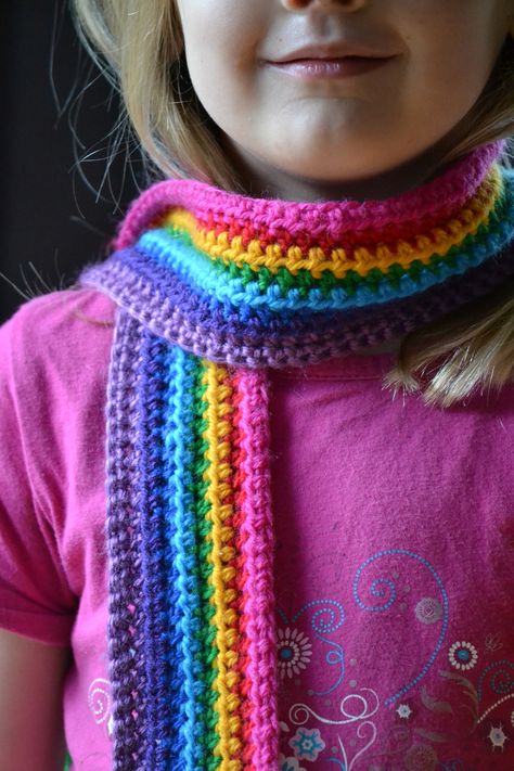 Cute little kiddie rainbow scarf Crochet Kids Scarf, Childrens Scarf, Crocheted Scarf, شال كروشيه, Crochet Scarf Pattern Free, Scarf Tutorial, Rainbow Scarf, Scarf Knit, Colorful Crochet