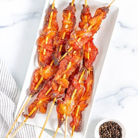 Brown Sugar Bourbon Candied Bacon Skewers - The Savory Cipolla Brown Sugar Bacon, Bourbon Tasting, Brown Sugar Glaze, Brunch Drinks, Baked Bacon, Candied Bacon, Maple Bacon, Savory Appetizer, Fried Pork