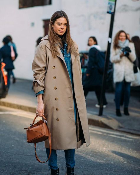 Anina Heé (@anina.hee) • Instagram photos and videos Puzzle Bag Loewe Street Styles, Outfit Trench, Loewe Puzzle Bag, Loewe Puzzle, Trench Coat Outfit, Puzzle Bag, Bag Outfit, London Outfit, Classic Trench Coat