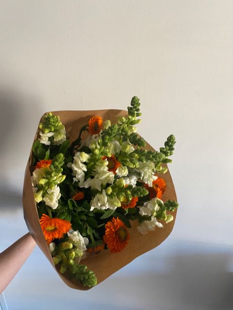 Orange And Green Flower Arrangements, Orange White And Green Wedding Flowers, Orange And Green Bouquet, Wedding Organisation, Green Fall Weddings, Mint Bouquet, Orange Wedding Bouquet, Orange Bouquet, Green Wedding Bouquet