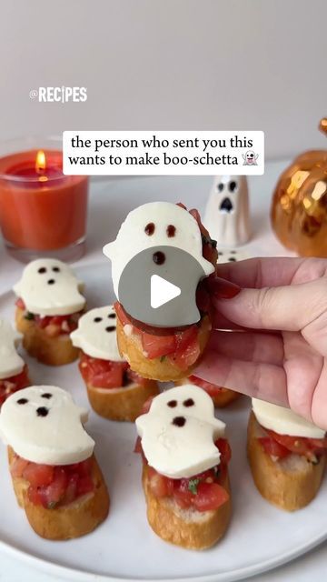 45K likes, 209 comments - purewowrecipes on September 19, 2024: "This Boo-Schetta is frightfully delicious👻 It’s the perfect appetizer for your Halloween parties this season. -1 baguette, sliced & toasted -2 lbs. tomatoes, diced -3 cloves garlic, minced -handful of fresh basil, chopped -salt & pepper to taste -2.5 tbsp. olive oil -2 tsp. red wine vinegar -sliced mozzarella -balsamic glaze for faces #booschetta #bruschetta #tomato #ghost #appetizers #halloweenappetizers #halloween". Booshetta Halloween, Appetizers For A Halloween Party, Easy Appetizers Halloween, Halloween Themed Italian Food, Mozzarella Appetizer Ideas, Halloween Food Recipes Appetizers, Cheese Stick Ghosts, Classy Halloween Appetizers, Red Halloween Food Ideas