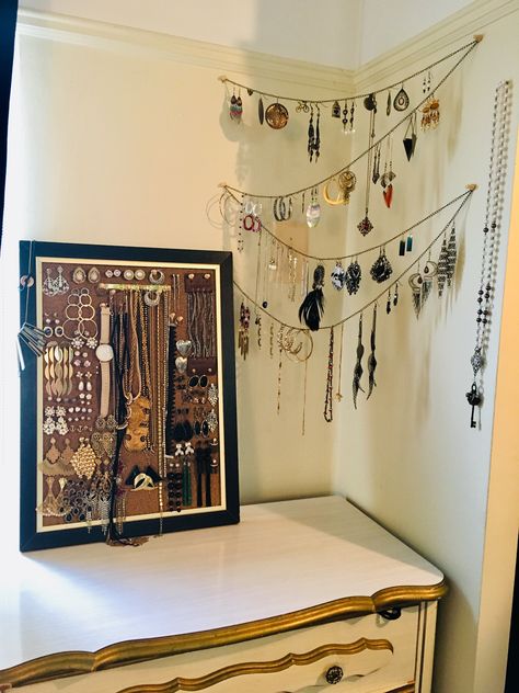 Hanging Necklaces On Wall, Modern Jewelry Display Wall, Room Decor Jewelry, Jewelry Display Bedroom, Jewelry Hanging Ideas, Jewelry Storage Aesthetic, Diy Necklace Holder Wall, Wall Jewelry Organizer Diy, Jewelry Display As Bedroom Art