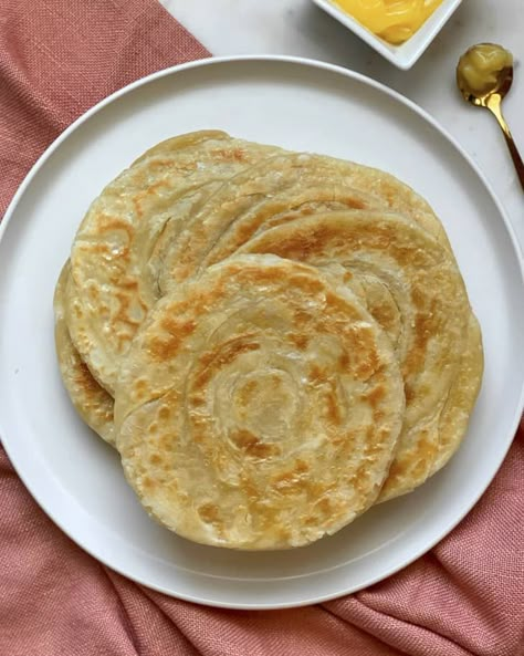 Garlic Paratha, Paratha Bread, Paratha Recipe, Roti Recipe, Indian Subcontinent, Flat Breads, Paratha Recipes, Breaking Bread, Indian Bread