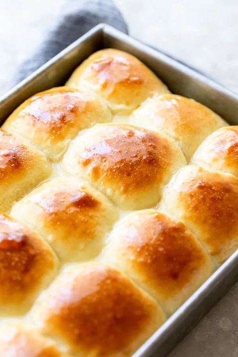 HAWAIIAN SWEET DINNER ROLLS Sweet Dinner Rolls Recipe, Hawaiian Dinner Rolls, Hawaiian Dinner, Sweet Dinner Rolls, Grandbaby Cakes, Interesting Cakes, Quick Dinner Ideas, Sweet Roll Recipe, Cheesy Hashbrowns