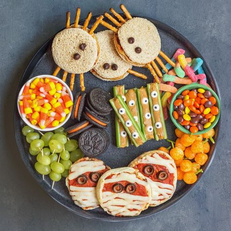 Halloween Snack Board, Kid Friendly Appetizers, Menu Halloween, Recetas Halloween, Food Halloween, Festival Food, Halloween Snack, Halloween Fest, Halloween Party Snacks