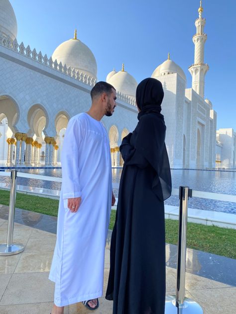 Matching Abaya Thobe Couple, Couple Umrah, Couple In Makkah, Mecca Couple Goals, Hajj Couple Goals, Bollywood Music Videos, Couples Beach Photography, Islam Marriage, Muslim Couple Photography