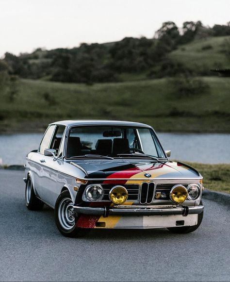 Old Bmw, Bmw 2002 Tii, Vintage Bmw, Carros Bmw, Bmw Classic Cars, Bmw M Power, Auto Retro, Classic Car Show, Bmw Classic