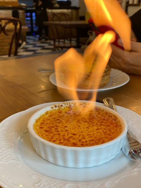 Aesthetic Creme Brulee, Crème Brûlée Aesthetic, Creme Brulee Aesthetic, French Desserts Aesthetic, Aesthetic Recipes, Dinner Party Themes, French Desserts, French Food, Pretty Food