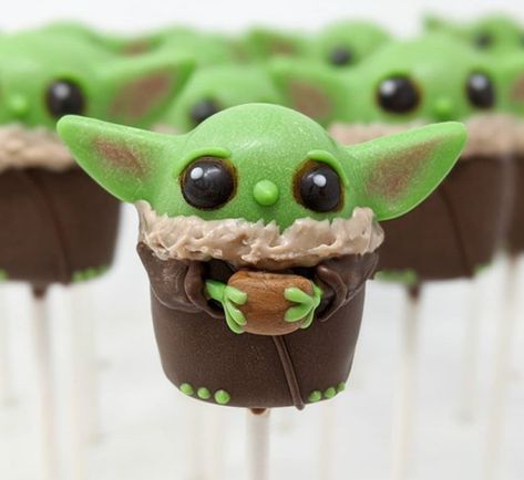 Super Baked Goods Made Adorable Baby Yoda Cake Pops And They Have a Tutorial For You Yoda Cake Pops, Star Wars Cake Pops, Baby Yoda Cake, Yoda Party, Yoda Cake, Cake Pop Bouquet, Star Wars Food, Christmas Cake Pops, Star Wars Cake