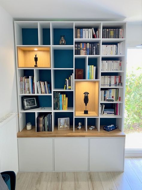 Un magnifique meuble blanc et bois avec une partie haute bibliothèque et une partie basse de rangements. Notre client a rajouté des éclairages pour un rendu moderne et épuré 😍 Built In Shelves Living Room, Magical Home, Kitchen Interior Design Decor, Desk Areas, Home Salon, Built In Shelves, Display Cabinet, Display Shelves, Interior Design Kitchen