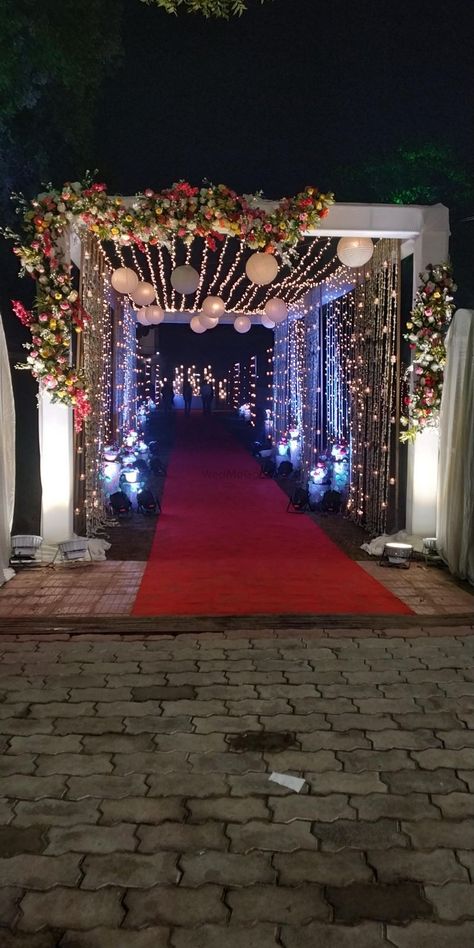 Sangeet Entrance Decor Outdoor, Wedding Entrance Decor Walkways, Wedding Entrance Decoration, Wedding Walkway, Indian Wedding Decorations Receptions, Wedding Decorations Ideas, Wedding Gate, Reception Stage Decor, Entrance Decoration