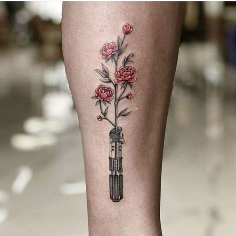 Starwars Tattoo Girly, Flower Lightsaber Tattoo, Star Wars Tattoo Flowers, Starwars Flower Tattoo, Lightsaber With Flowers Tattoo, Nerd Tattoos For Women, Star Wars Tattoo Aesthetic, Star Wars Flower Tattoo, Lightsaber Flower Tattoo