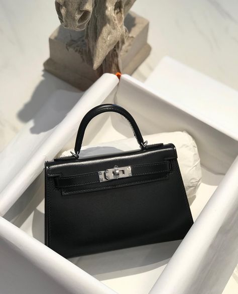 𝗠𝗶𝗻𝗶𝗸𝗲𝗹𝗹𝘆𝘆𝘆 𝗼𝘅 𝟭𝟵𝗰𝗺 Black Silver Black Mini Kelly, Mini Kelly, Bag Business, The Flesh, Black On Black, In The Flesh, Inspiration Style, Black Mini, Leather Mini