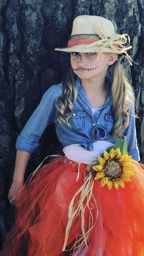 Kids Scarecrow Costume, Scarecrow Halloween Costume, Minimalist Spring Outfits, Best Costume Ideas, Diy Fantasia, Halloween Costumes Scarecrow, Scarecrow Halloween, Scarecrow Costume