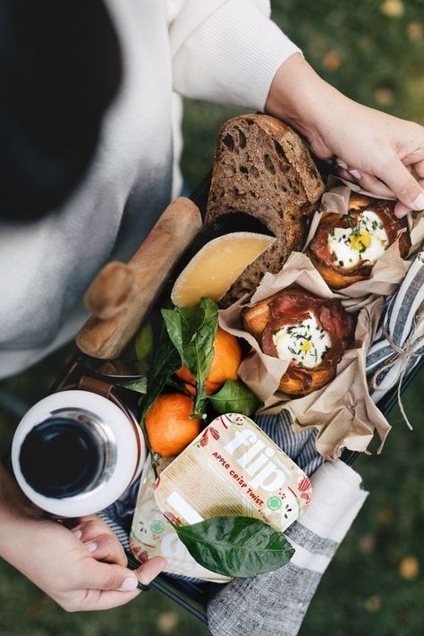 Picnic Preparation, Royal Picnic, Picnic For Two, Breakfast Picnic, Picnic Photography, Winter Picnic, Winter Breakfast, Fall Picnic, Picnic Inspiration