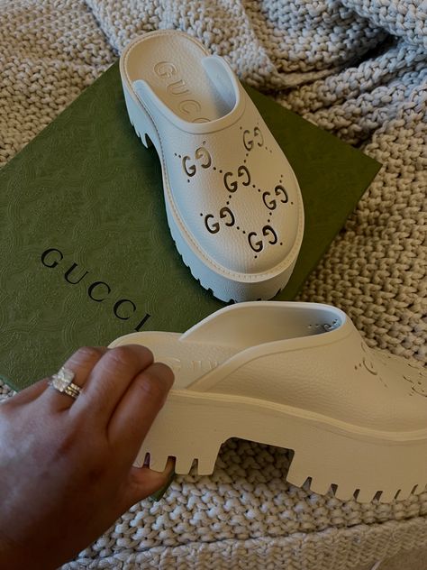 Tan Mules Outfit, Gucci Platform Sandals Outfit, Gucci Unboxing, Gucci Clogs, Mules Outfits, Platform Shoes Outfit, Gucci Platform Sandals, Platform Sandals Outfit, Picnic Fashion