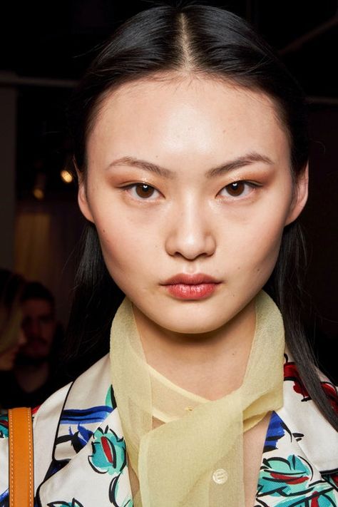 Tory Burch Fall 2020 Ready-to-Wear Collection | Vogue He Cong, Runway Model, Runway Beauty, Face Drawing Reference, Native American Peoples, Eye Makeup Art, Runway Trends, Beauty Photos, 영감을 주는 캐릭터