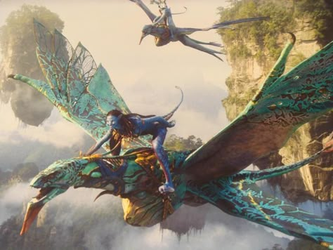 Mountain banshees (Na'vi name: ikran) are large, bird-like aerial predators that are native to Pandora. They are used by the Na'vi for hunting from the air and traveling larger distances. Ikran are also used in battle, where the mount attacks its opponents from the air. Avatar Ikran, Avatar Animals, Antler Crafts, Avatar James Cameron, Avatar Films, Avatar Fan Art, Pandora Avatar, Hapkido, Avatar Movie