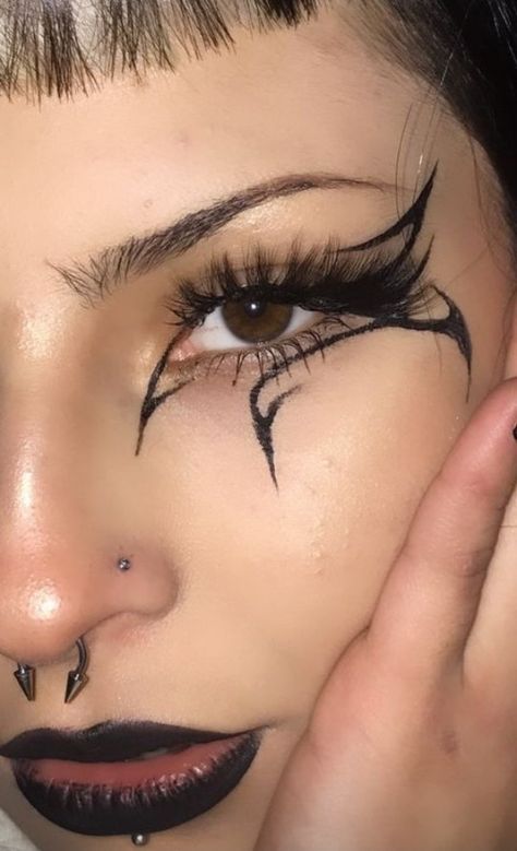 Cross Eyeliner, Goth Liner, Weird Eyeliner, Graphic Eyeliner Goth, Cool Eyeliner Designs, Gothic Eyeliner Ideas, Artsy Eyeliner, Pixie Makeup, Scene Makeup