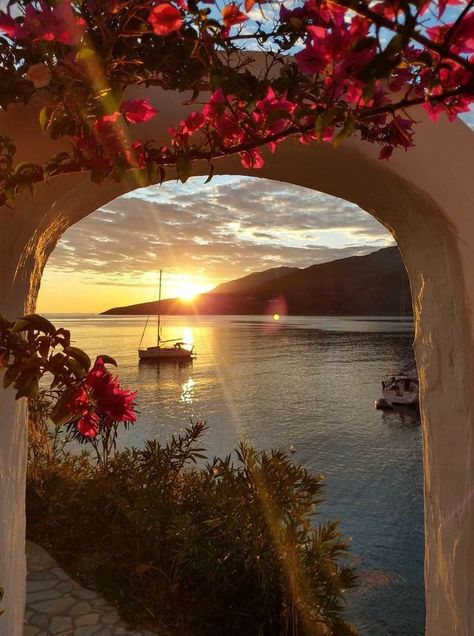 Greece Spring, Spring Sunset, Sunset Landscape, Amazing Travel Destinations, Beautiful Sunrise, Travel Info, Sunset Pictures, Sailboats, Greek Islands