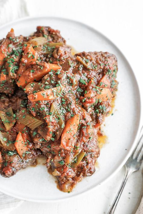 This delicious, easy-to-make Swiss steak recipe with slow-braised beef in tomatoes and vegetables is the ultimate comfort food. Easy Swiss Steak, Swiss Steak In Oven, Classic Swiss Steak, Beef Shoulder Steak, Swiss Steak No Tomatoes, So Tender Swiss Steak, Chuck Steak Recipes, Smothered Steak, Swiss Steak Recipes