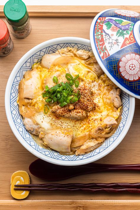 Japanese Breakfast Rice Bowl, Japanese Eggs, Chicken And Egg Rice Bowl, Oyakodon Recipe, Donburi Recipe, Egg Rice Bowl, Okonomi Kitchen, Breakfast Rice, Japanese Egg