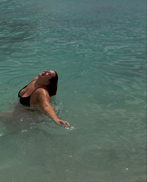 Plus Size Beach Photoshoot Birthday, Beach Inspo Pics Photo Ideas Plus Size, Beach Plus Size Aesthetic, Plus Beach Poses, Plus Size Ocean Poses, Plus Size Beach Poses By Yourself, Plus Size Vacation Aesthetic, Plus Size At Beach, Beach Photoshoot Ideas Plus Size