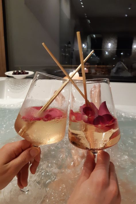 Der Valentinstag lädt dazu ein Prickelndes zu öffnen und auf die Liebe anzustoßen. Freuen Sie sich auf einen romantischen Abend... hier unsere Sektempfehlung: 🍾Ü𝘣𝘦𝘳𝘴𝘤𝘩ä𝘶𝘮𝘦𝘯𝘥 (𝘜𝘩𝘶𝘥𝘭𝘦𝘳 𝘚𝘱𝘶𝘮𝘢𝘯𝘵𝘦) 𝘞𝘦𝘪𝘯𝘨𝘶𝘵 𝘗𝘭𝘰𝘥𝘦𝘳-𝘙𝘰𝘴𝘦𝘯𝘣𝘦𝘳𝘨, 𝘚𝘵. 𝘗𝘦𝘵𝘦𝘳 𝘢𝘮 𝘖𝘵𝘵𝘦𝘳𝘴𝘣𝘢𝘤𝘩, 𝘝𝘶𝘭𝘬𝘢𝘯𝘭𝘢𝘯𝘥, 𝘋𝘌𝘔𝘌𝘛𝘌𝘙 #valentinstag #weinlovers #weingut St Peter, House Decoration, Rose Wine, Alcoholic Drinks, In Love, Bubbles, Wine, Drinks, Glass