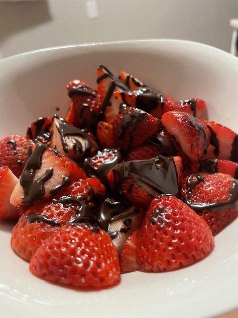 chocolate covered strawberry dessert homemade Mini Snacks, Dessert Homemade, Strawberry Pudding, Fruit Chocolate, Chocolate Photos, Sweet Foods, Covered Strawberry, Strawberry Dessert, Chocolate Covered Strawberry