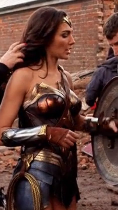 WW Gal Gadot Outfits, Wonder Woman Outfit, Gal Gabot, Justice League Wonder Woman, Gal Gadot Wonder Woman, Wonder Woman Costume, Female Hero, Spiderman Homecoming, Gal Gadot