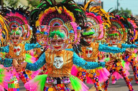 Pahiyas Festival Costume, Festival Costumes In The Philippines, Maskara Festival, Filipino Festival, Philippine Festivals, Masskara Festival, Bacolod City, Brown Hairstyles, Festival Headpiece