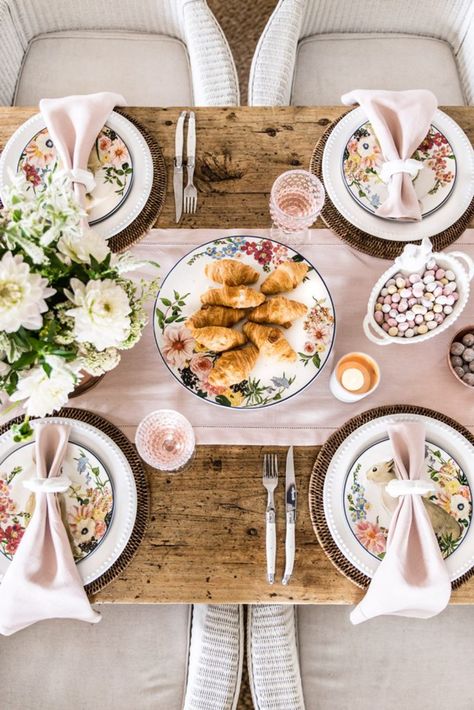 The Pinterest Guide to Hosting Easter at Home | Sitchu Australia Pottery Barn Easter, Modern Easter, Tafel Decor, Easter Table Settings, Round Placemats, Easter Tablescapes, Bunny Bunny, Classic Table, Easter Decorations Dollar Store