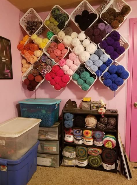 Install baskets on your wall like this and it looks like you have hexagon shelves for your yarn stash. Pretty clever! Visit our post for more yarn storage ideas and solutions! Yarn Corner Storage, Yarn Shelf Storage Diy, Yarn Ball Storage, Cheap Yarn Storage Ideas, Crochet Storage Ideas Organizations, Craft Room Yarn Storage Ideas, Crochet Craft Room Ideas, Yarn Wall Storage, Yarn Organization Small Spaces