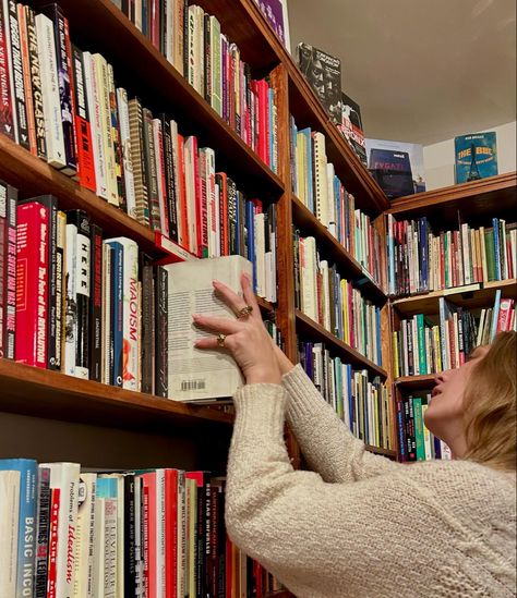 Bookstore picture inspo, bookstore aesthetic, academia aesthetic, light academia, NYC picture inspo, bookstore at night, aesthetic reading Bookstore Worker Aesthetic, Used Bookstore Aesthetic, Worker Aesthetic, At Night Aesthetic, Aesthetic Light Academia, Bookstore Aesthetic, City Pics, Aesthetic Reading, Aesthetic Photoshoot