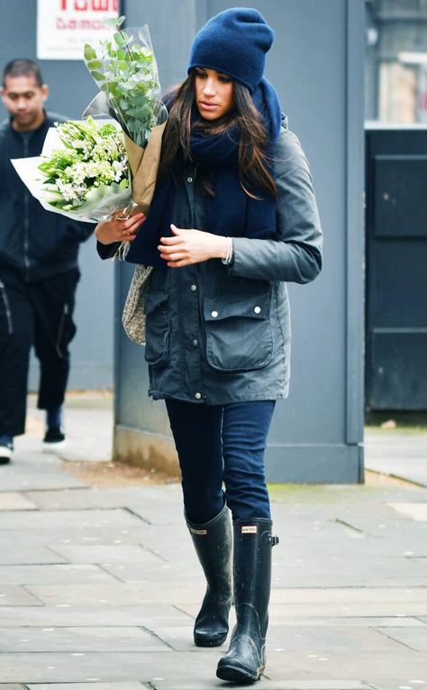 Tall Rain Boots Outfit, Hunter Boots Outfit Fall, Hunter Boots Fashion, Wellies Outfit, Estilo Meghan Markle, Rain Boot Outfit, Princ Harry, Hunter Boots Outfit, Tall Hunter Boots