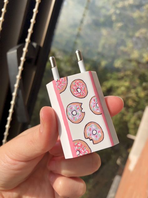 #donut #charger #art #diy #acrylic Charger Art Ideas, Painted Charger Cube Ideas, Paint Charger Cube, Charger Painting Ideas, Charger Art, Phone Case Diy Paint, Creative Iphone Case, Painted Pots Diy, Posca Marker