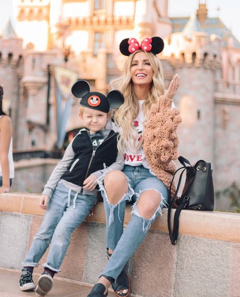 Mom and kid Disneyland outfits Hongkong Disneyland Outfit, Disneyland Poses, Disney World Outfits Summer, Disney Kızları, Kids Disney Outfits, Disney Trip Outfits, Disney Outfits Women, Outfit Disney, Theme Park Outfits