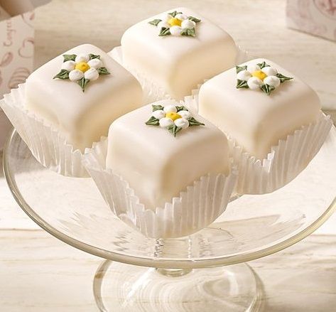 Petit Four Recipes, Petite Fours, Mini Torte, Pretty Dessert, Cute Baking, Mini Cake, Cute Desserts, Tea Cakes, Mini Desserts