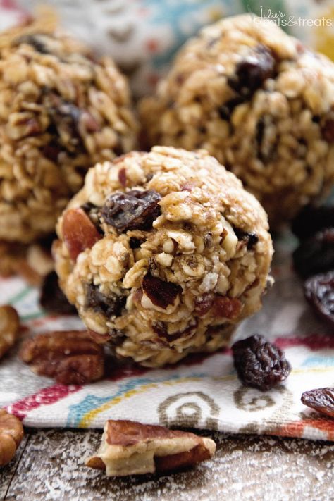 No Bake Oatmeal Raisin Energy Balls Recipe ~ Delicious Energy Balls That Taste… Oatmeal Raisin Energy Balls, Raisin Energy Balls, Oatmeal Raisins, Granola Balls, Bake Oatmeal, Energy Balls Recipe, Fitness Snacks, No Bake Oatmeal, Oatmeal Bites