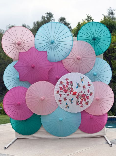 DIY Bright Wedding Parasols! Love! 25 Wedding DIY Projects You’ll Actually Do: Each Including Instructions #wedding #diy #howto Decor Photobooth, Diy Fotokabine, Outdoor Photo Booths, Japanese Party, Diy Photo Backdrop, Japanese Umbrella, Party Fotos, Photo Booth Ideas, Diy Photo Booth