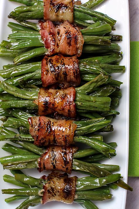 Green Bean Bundles Asparagus Recipes Grilled, Asparagus On The Grill, How To Grill Asparagus, Summer Veggies Recipes, Grill Asparagus, Asparagus Grilled, Easy Green Bean Recipes, Green Bean Bundles, Bacon Wrapped Green Beans