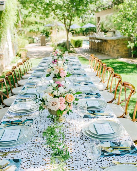 Luncheon Table Settings, Backyard Dinner Party Table, Arizona Lifestyle, Lunch Table Settings, Girls Luncheon, Dinner Party Tablescapes, White Lunch, Outdoor Dinner Party, Backyard Dinner Party