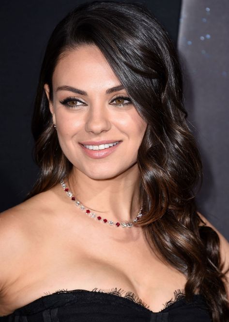 Mila Kunis Makeup, Megan Fox Makeup, Black Friday Makeup, Fox Makeup, Holiday Party Makeup, Makeup Magazine, Makeup Artist Tips, Glamour Magazine, Stunning Makeup