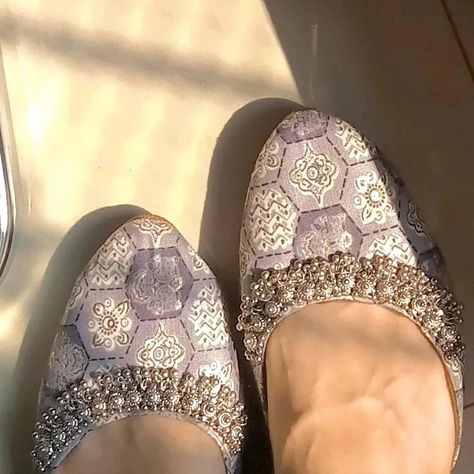 Desi Footwear, South Asian Aesthetic, Desi Love, Casual Indian Fashion, Desi Fashion Casual, Traditional Indian Outfits, Desi Wedding, Indian Aesthetic, Indian Attire