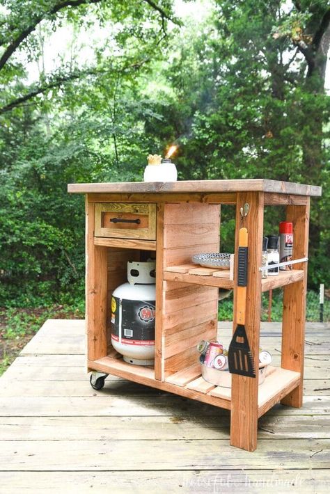 Build this beautiful grill cart with 2x4s and cedar fence pickets! It has lots of storage and a large top for prep next to the grill. Build plans from Housefulofhandmade.com. Diy Grill Prep Station, Grill Stands Outdoor, Grill Table Outdoor, Diy Grill Cart, Grill Side Table, Pizza Cart, Pizza Oven Stand, Diy Grill Table, Bbq Cart