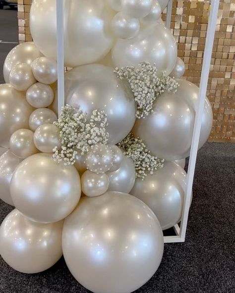 Pearl White Balloon Arch, Pearl Table Decorations Wedding, Pearl White Balloons, Wedding Anniversary Balloon Decoration, White And Clear Balloon Arch, Pearl White Balloon Garland, Pearls And Prosecco Balloon Arch, Pearl Wedding Anniversary Decorations, Wedding Decor Balloons