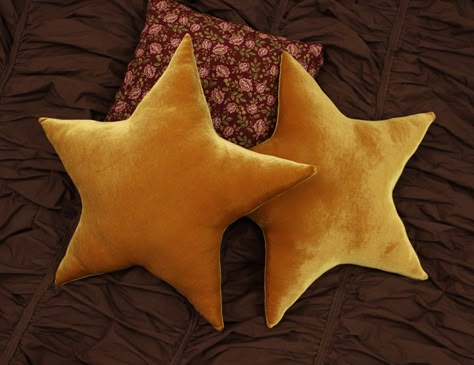 DIY No Sew Velvet Gold Star Pillows Diy Star Pillow, Diy Moon Pillow, Moon Throw Pillow, Star Pillow Pattern Sewing, Unique Pillows Diy, Velvet Sewing Projects, Whimsical Diy Decor, Creative Pillows Diy, Fun Pillows Diy